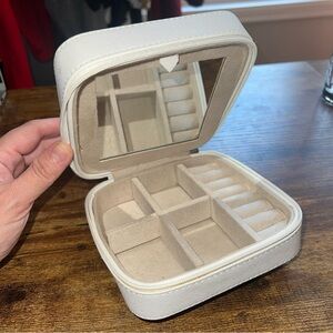 NWT CHICO'S SQUARE TRAVEL JEWELRY BOX CASE MAN MADE LEATHER  WHITE  ZIPPER